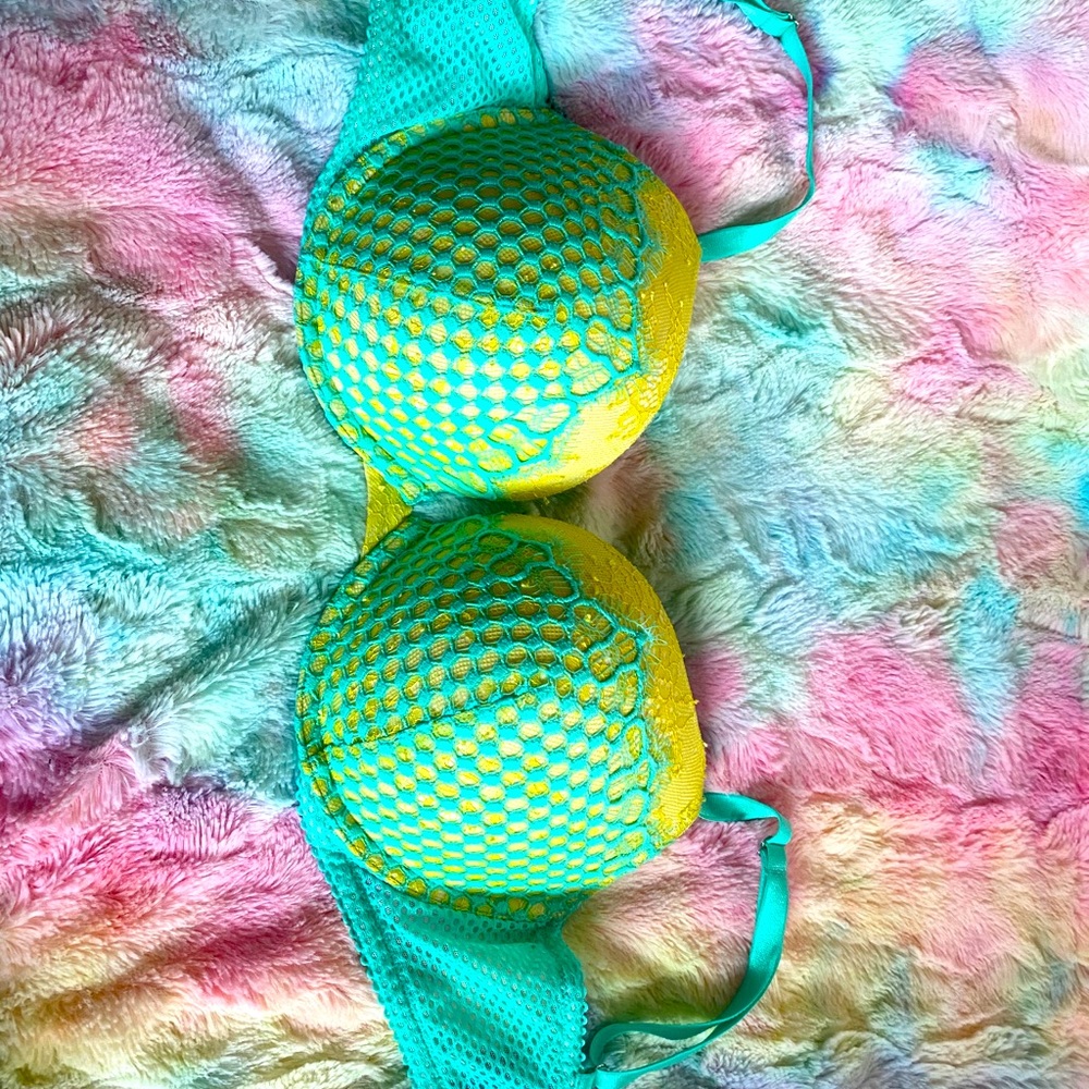 Victoria Secret. Very sexy push up. 34DD